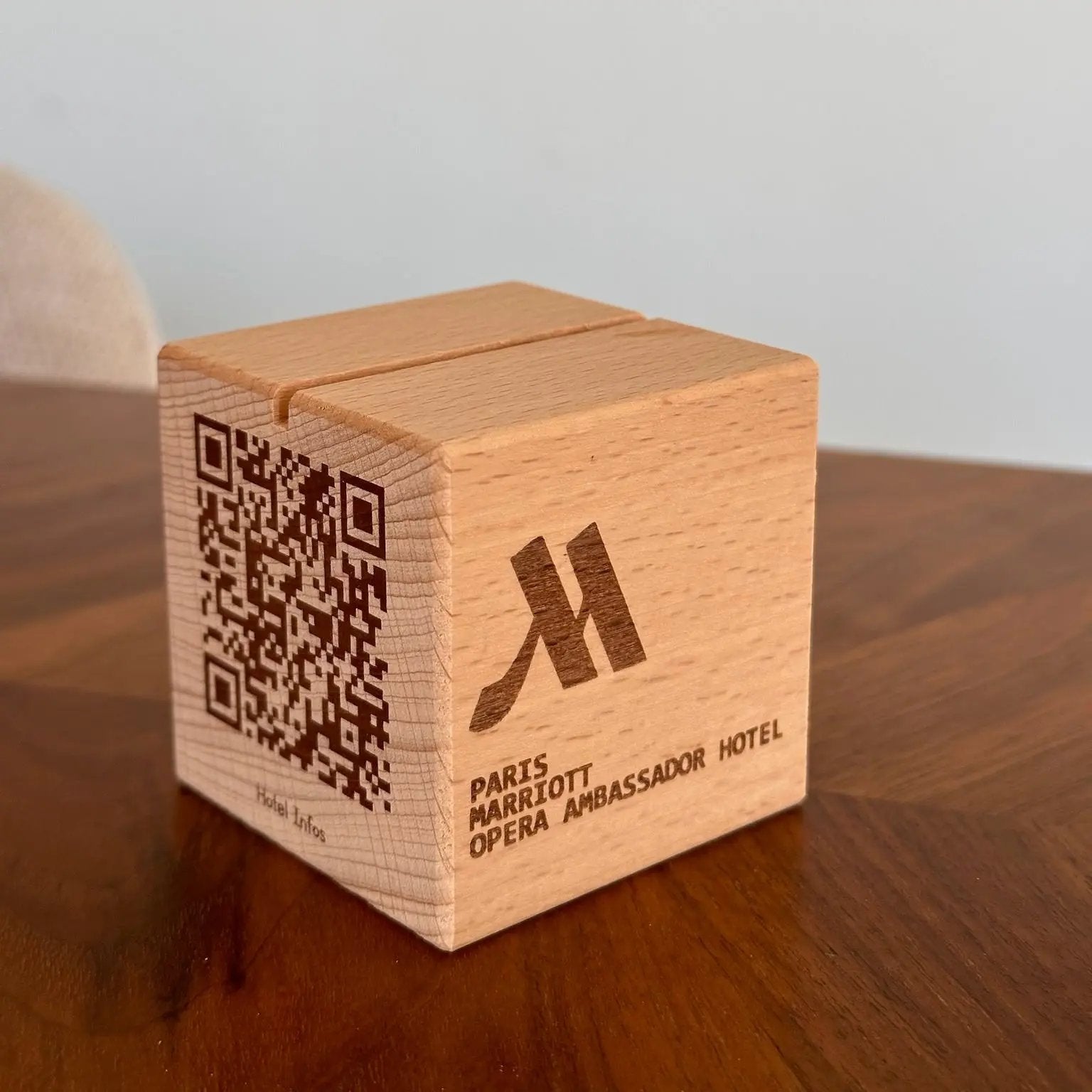 Cube en bois QR code personnalisable avec fente
