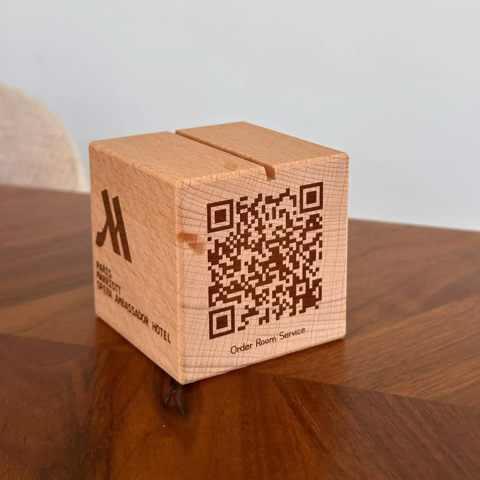 Cube en bois QR code personnalisable avec fente
