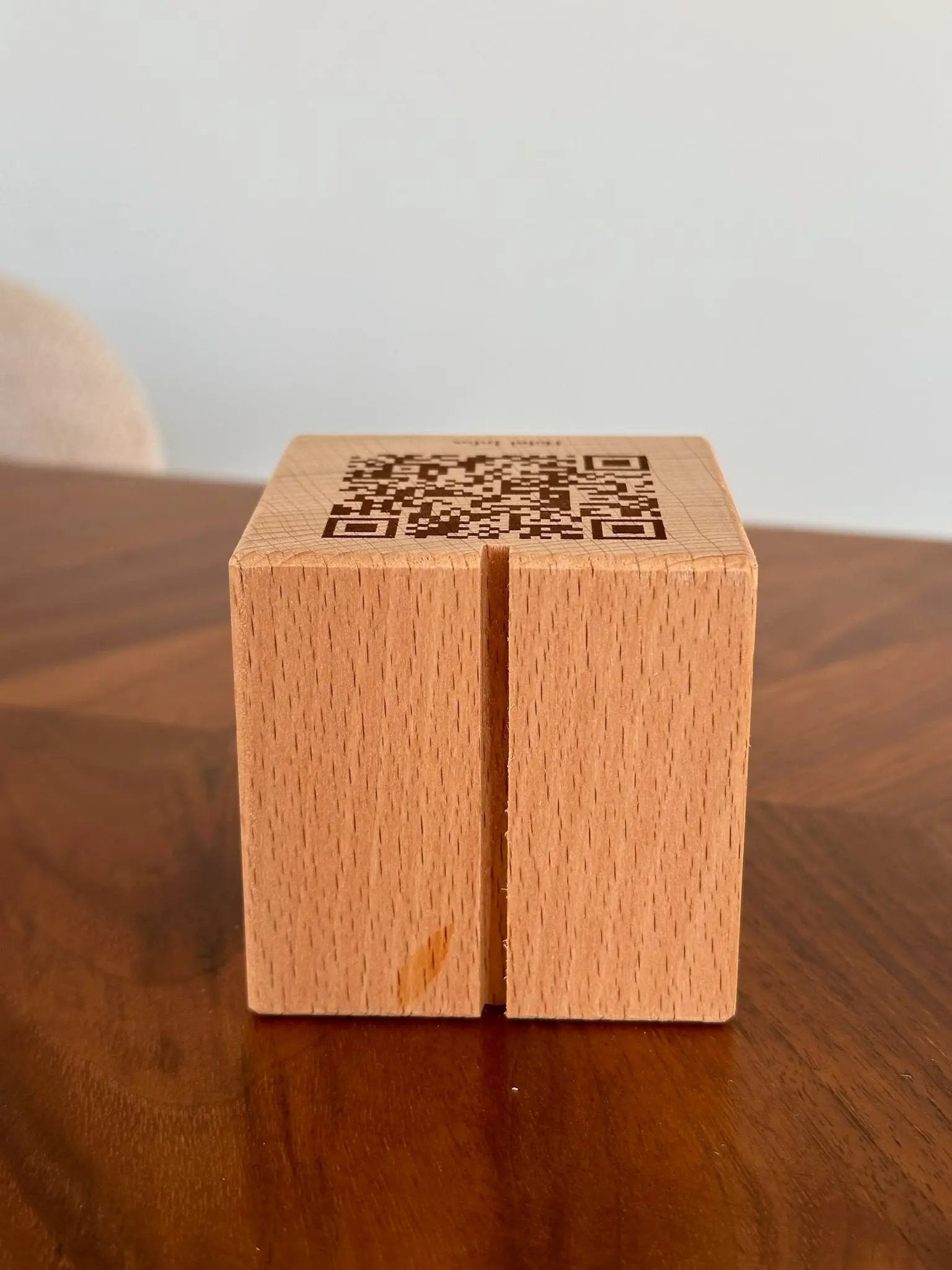 Cube en bois QR code personnalisable avec fente